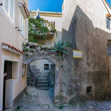 Under Ancient Roofs Vrbnik Apartment Luaran gambar