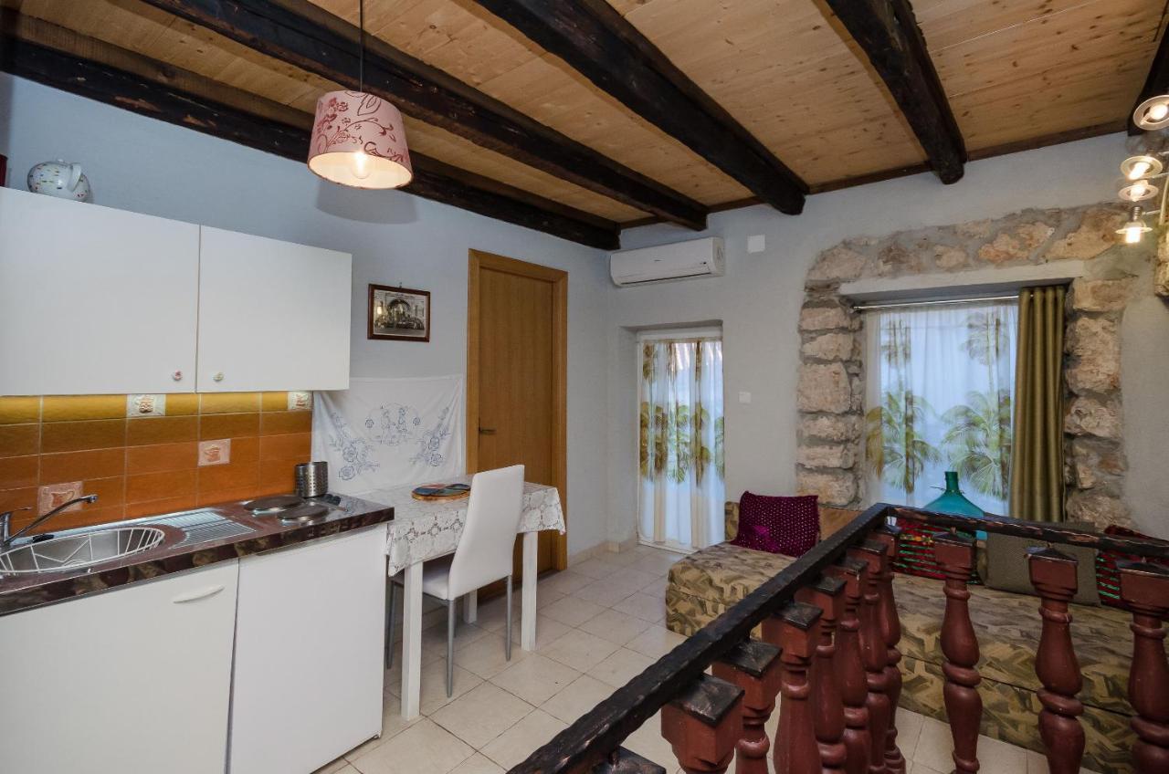 Under Ancient Roofs Vrbnik Apartment Luaran gambar