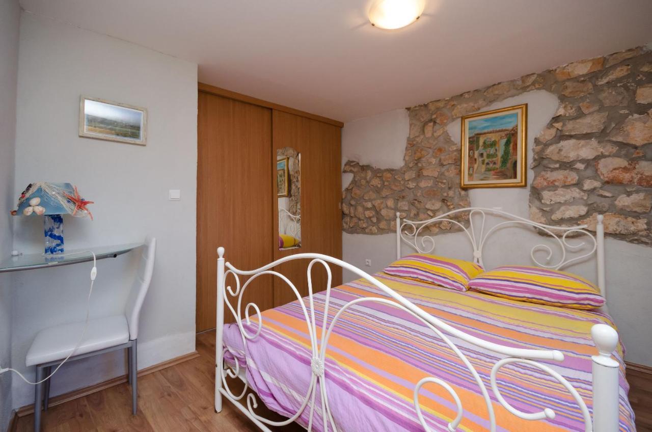 Under Ancient Roofs Vrbnik Apartment Luaran gambar