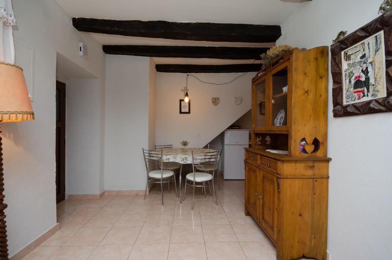 Under Ancient Roofs Vrbnik Apartment Luaran gambar