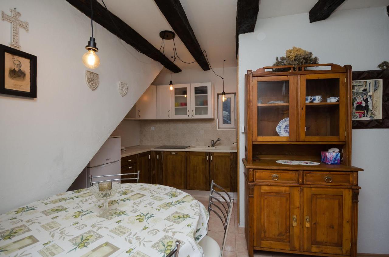 Under Ancient Roofs Vrbnik Apartment Luaran gambar