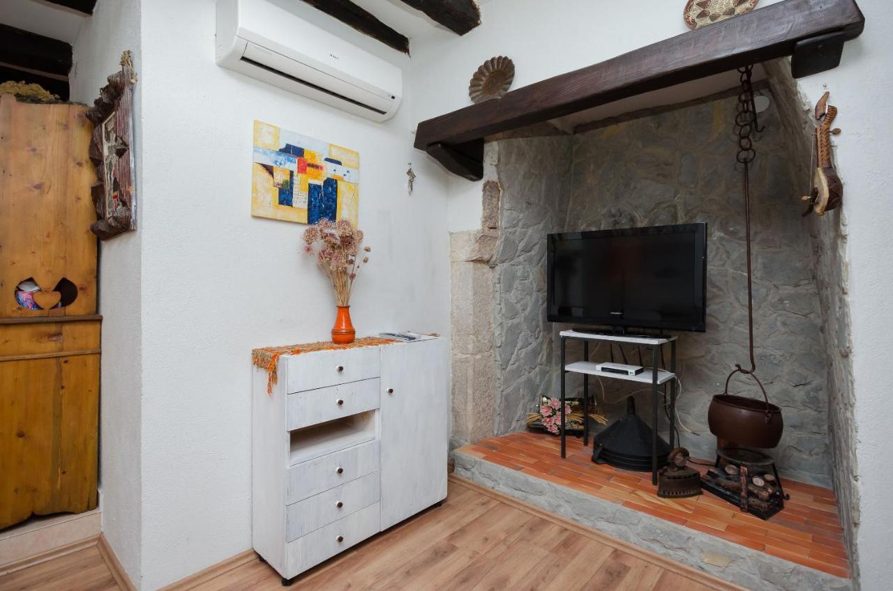 Under Ancient Roofs Vrbnik Apartment Luaran gambar