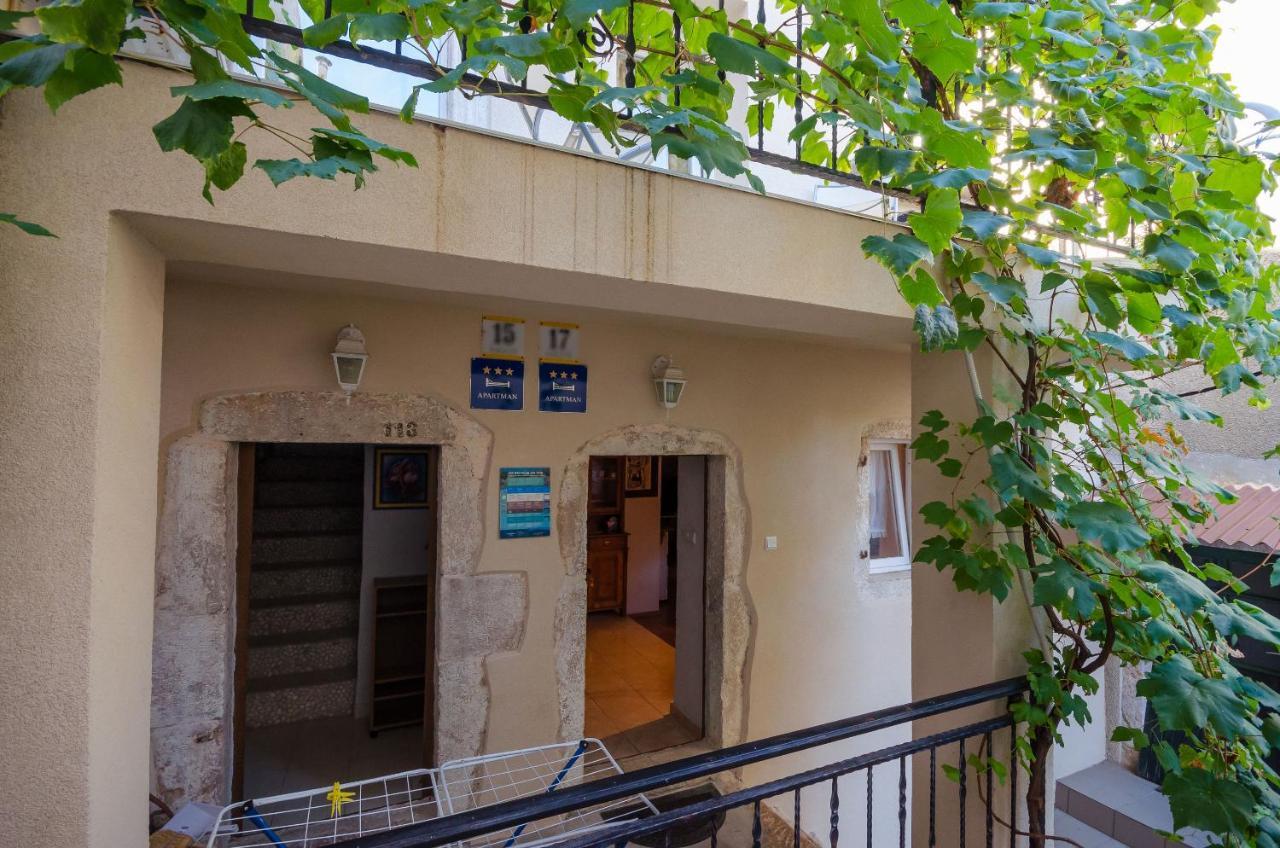 Under Ancient Roofs Vrbnik Apartment Luaran gambar