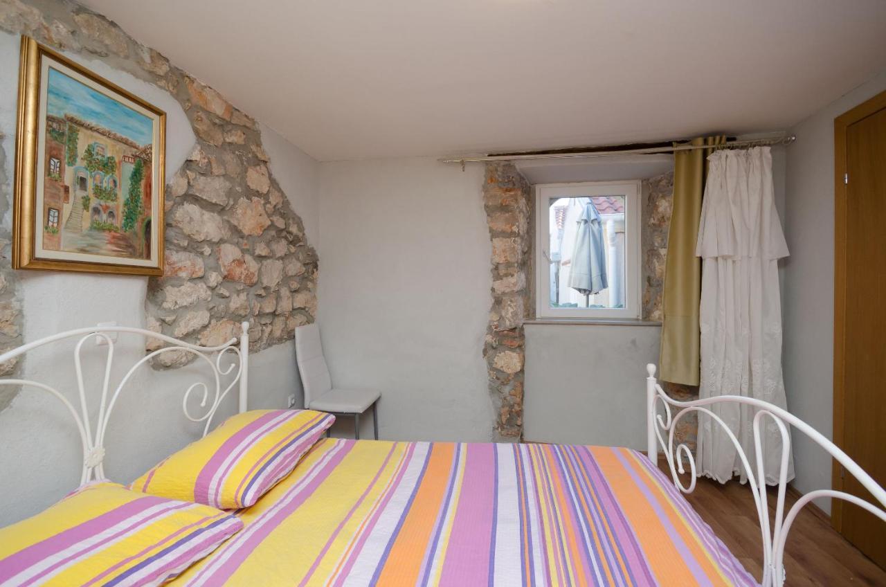 Under Ancient Roofs Vrbnik Apartment Luaran gambar