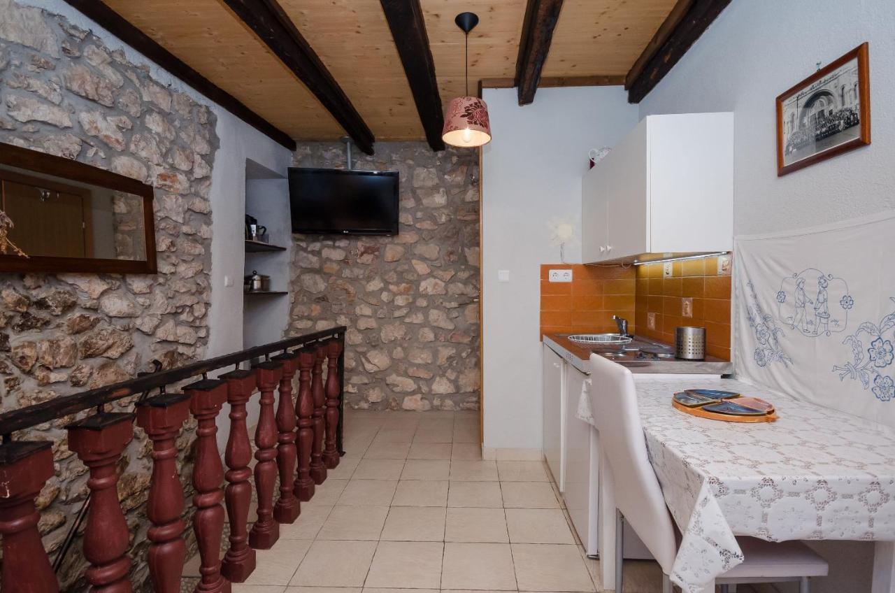 Under Ancient Roofs Vrbnik Apartment Luaran gambar