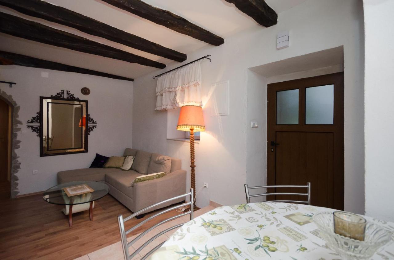 Under Ancient Roofs Vrbnik Apartment Luaran gambar