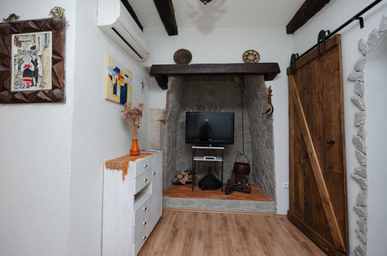 Under Ancient Roofs Vrbnik Apartment Luaran gambar
